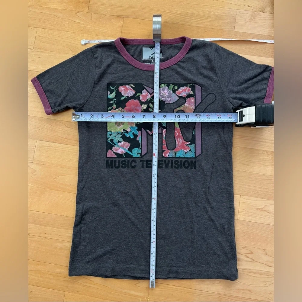 MTV Viacom Charcoal Gray T-Shirt with Floral Logo Women’s Size Small - Picture 5 of 7